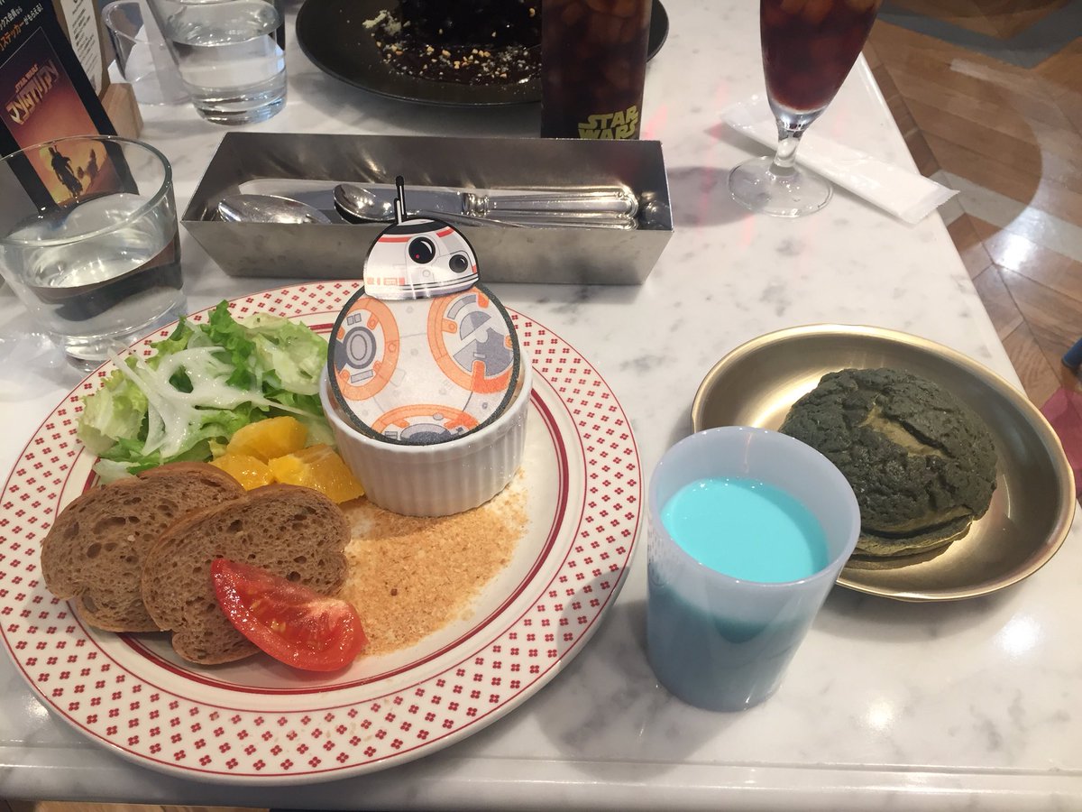 marinin1950's tweet photo. ブルーミルクがブルーミルクっぽい！
#swcafe ポーションパンも良い！ https://t.co/d55RxSQlMn