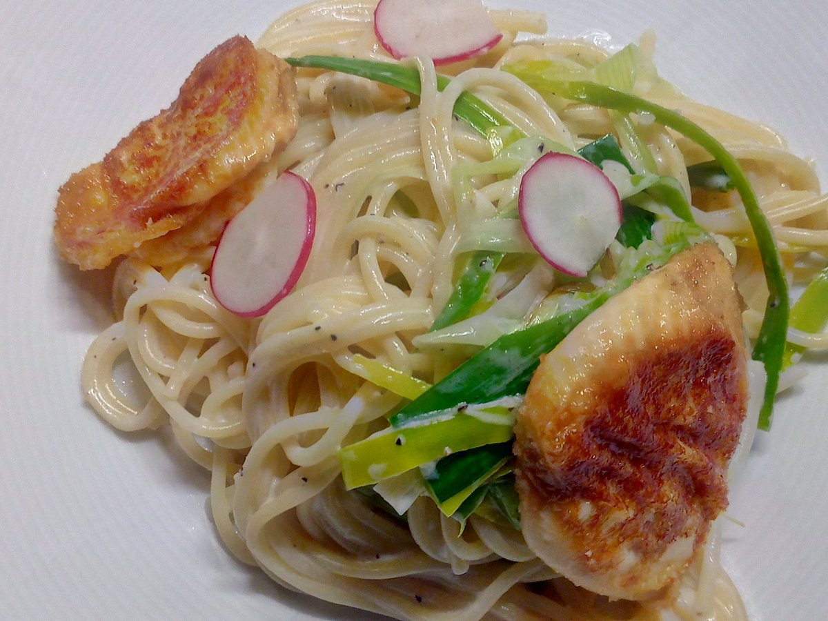 Die Arbeitswoche geht zu Ende, der schöne Teil beginnt. 😊😋😉Veggie Summit: Bello Inverno? Spaghetti, Lauch &amp; Scamorza namnamstyle.com/2020/01/bello-…