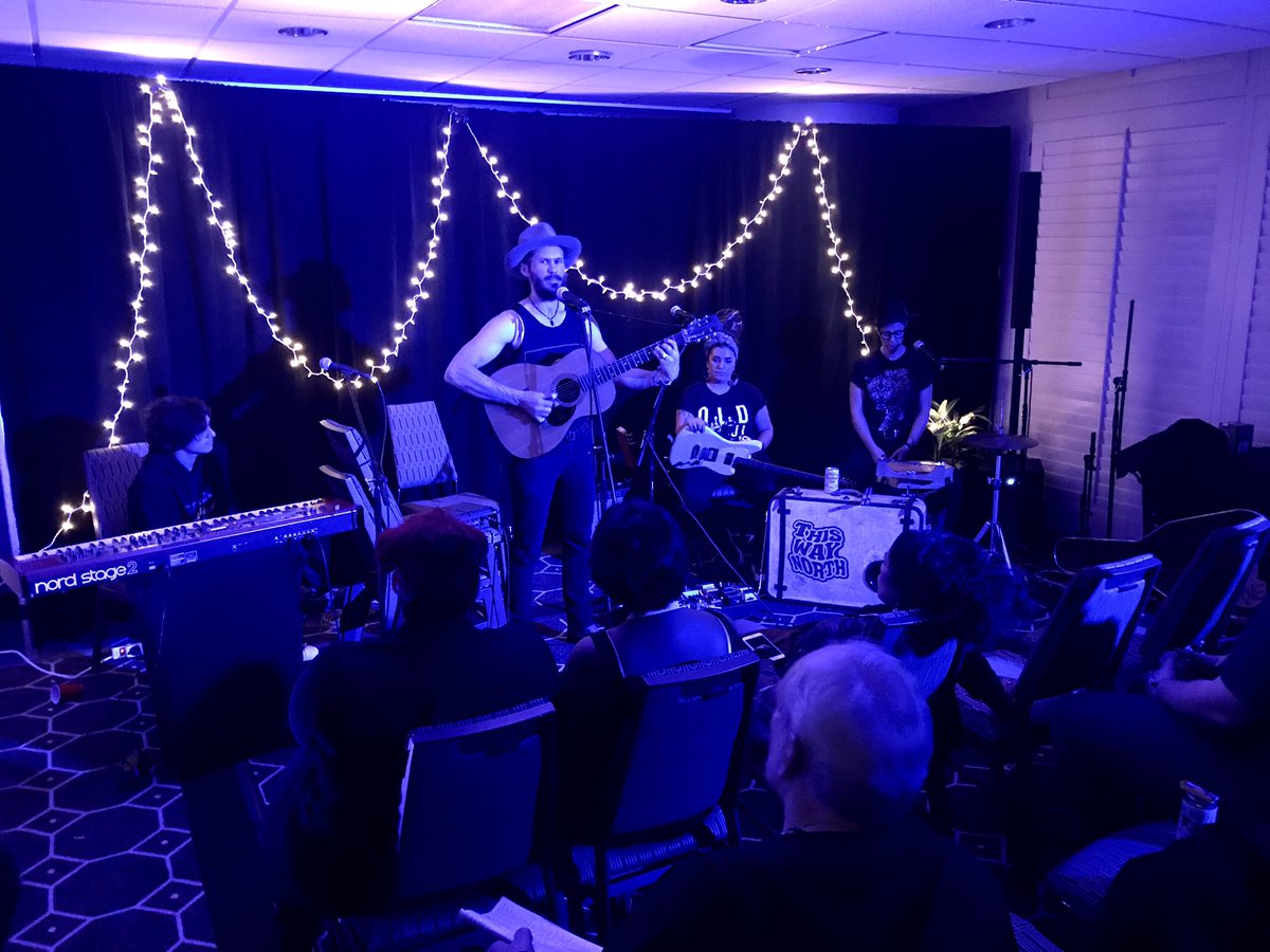 Now up is Nigel Wearne, performing In The Round with @dobbyau and @thiswaynorthHQ #FAINewOrleans @folkalliance