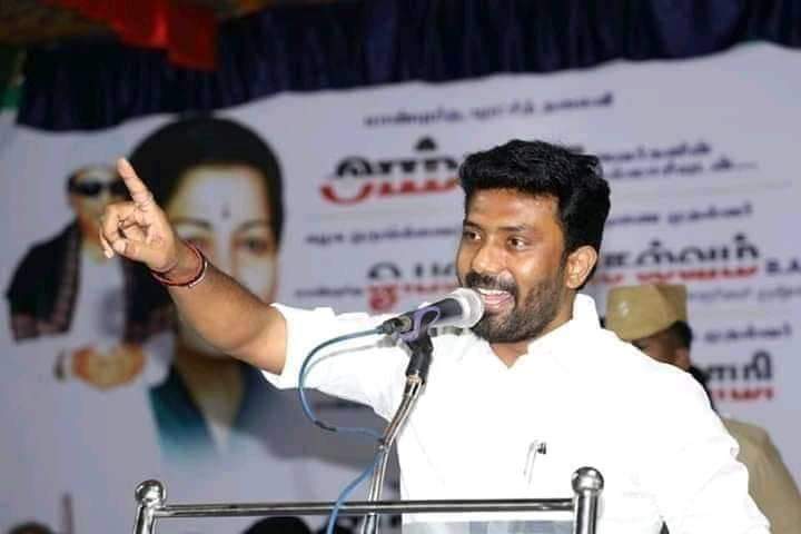 Krishnavijay152's tweet photo. #காரை தடுக்கலாம் மறிக்கலாம் ஒரு தலைவன் உருவாவதை தடுக்க முடியாது..
#istandwithOPR https://t.co/NK3rlC7RpL
