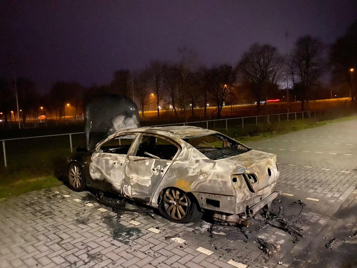 Auto brandt uit op parkeerplaats bij sportclub in Deventer .