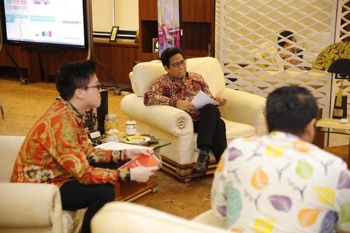 halimiskandarnu's tweet photo. Bersama Direktur Shopee Indonesia, Handika Jahja dan jajarannya berdiskusi tentang kerjasama shopee dengan Kementerian Desa PDTT. Saya berharap kedepan hasil UKM dari BUMDes di Desa-desa bisa dipasarkan via online dan mampu bersaing dipasaran. https://t.co/oIulGJq3oV