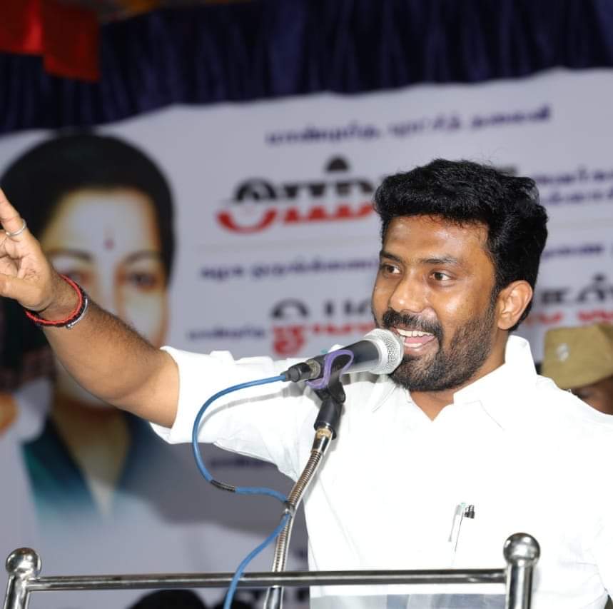 MuruganLoganat1's tweet photo. @OPRavindranath கார் மீது தாக்குதல்..
#இது எங்களுக்கு அதிர்ச்சி இல்லை..
#எங்க அண்ணனின் வளர்ச்சி..
#istandwithopr
#AIADMK #AMMA #OPS #EPS #OPR #TheniMP #YoungstersInspirationOPR #HBDPuratchiThalaivar #MGR103 #PuthiyaVidiyalO https://t.co/qupfYSdpC4
