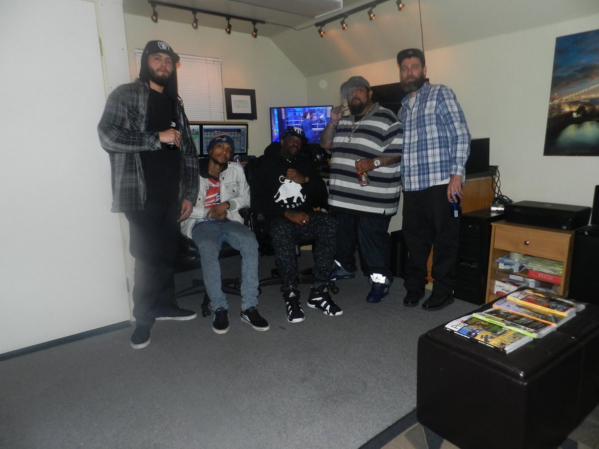 AcidneverSlack's tweet photo. Talk about a throwback @Lebeok @AKidSpoiled @TALLBOIENT https://t.co/3cU6UUTCVO