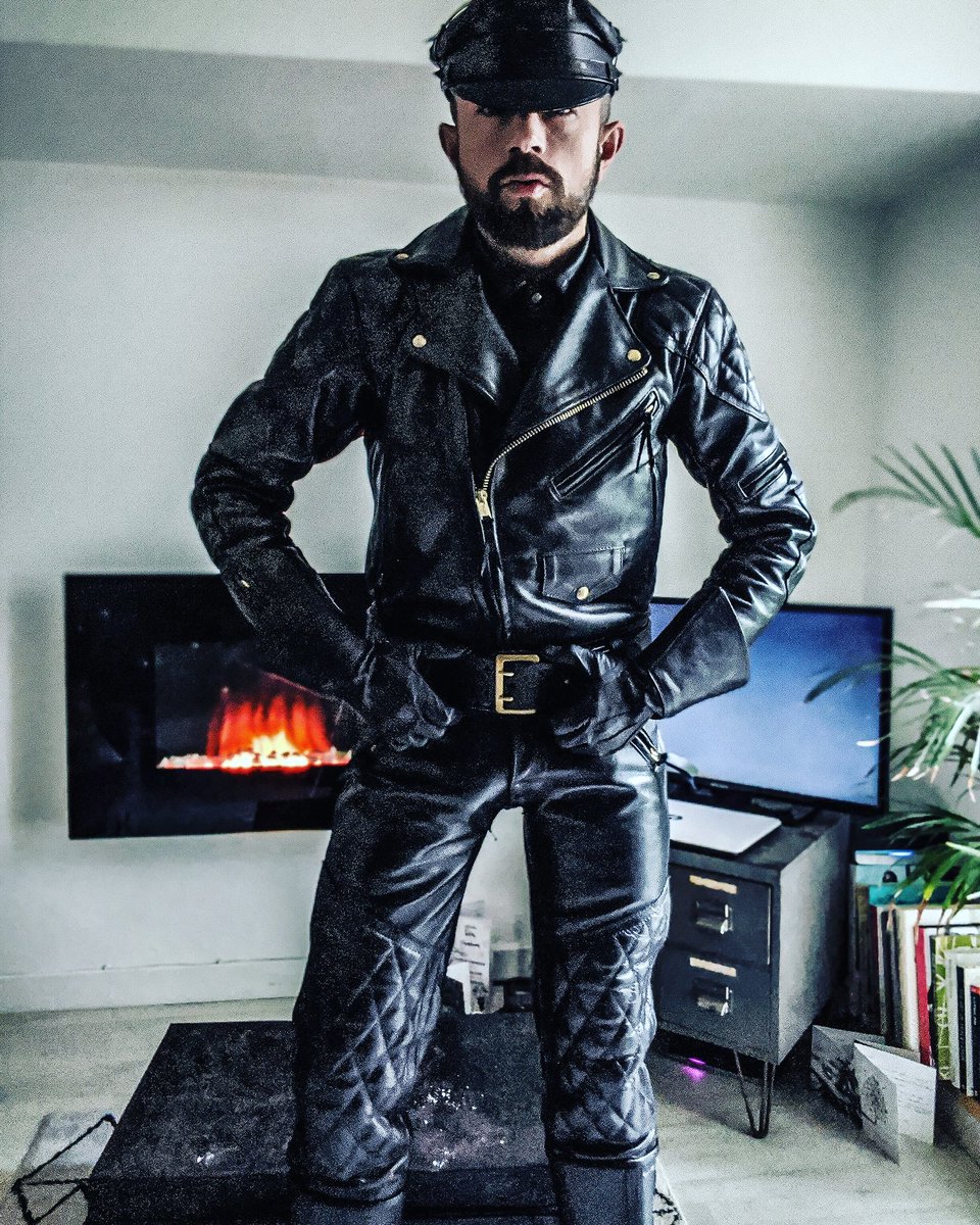 Itlmakeyoureyes's tweet photo. I'll make you ache to the core. #leatherman #leathermaster #bluf #fullleather #blufleather #fulllanglitz #meninleather #leatherfetish #gayfetish #gayleather #muircap #glovefetish #tomoffinland #leathergloves #leatheralpha #leatherdom #gayfetish #kinkster #domtop #leathergauntlets https://t.co/ueX1SsWySI