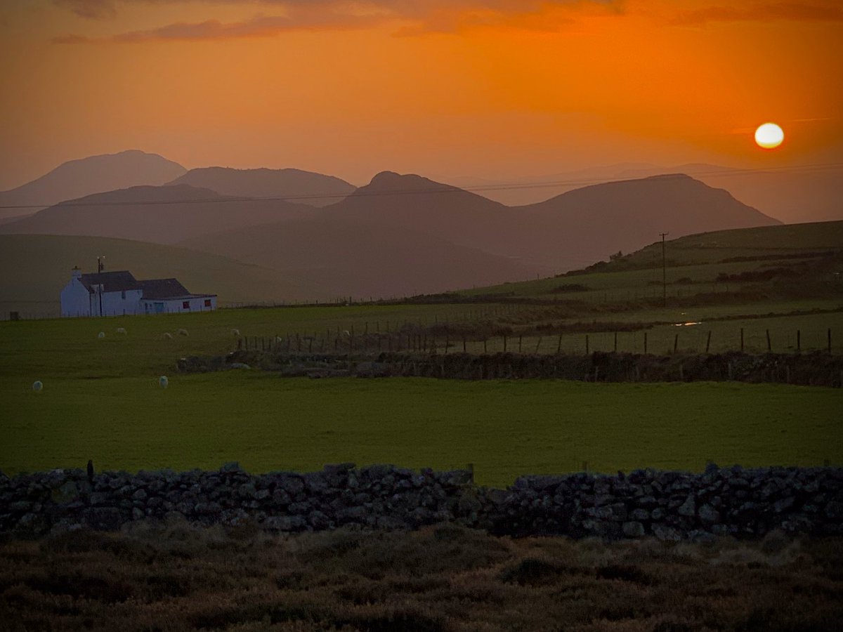 rhosyddbach's tweet photo. Font you just love dramatic sunsets - taken a few weeks ago - roll on spring @NantGwrtheyrn1 @walkwalescoast @WalesCoastUK @RamblersCymru @ACA_PLAS_SAC @Penllynultra @PenLlyn_Gwynedd @PenrhynLlyn @northwaleslive @BBCRadioWales @BBCRadioCymru @ https://t.co/VWyijzDmDW