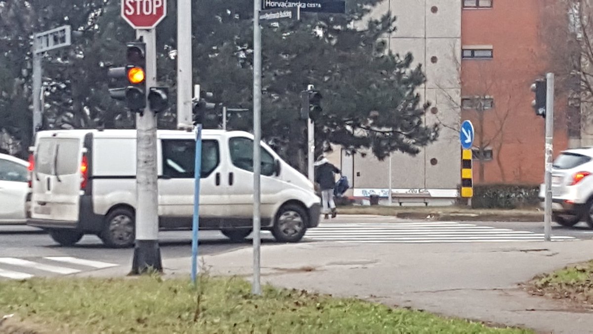 Semafor i dalje ne radi. Valjda kad neko dijete završi po kotačima bude bilo bolje. <a href="/mup_rh/">MUP-RH</a>