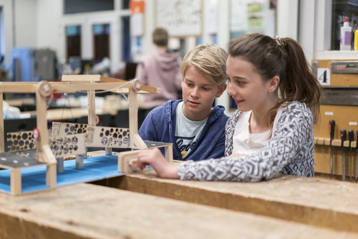 Open huis Lindenborg Leek. Vanavond 18.00 - 21.00 uur.

Op de Lindenborg kun je een havo- , atheneum- of gymnasium-diploma behalen en maak je kennis met het technasium. De Lindenborg daagt jou uit om zelf de touwtjes in handen te nemen! 
Kijk op rsgdeborgen.nl