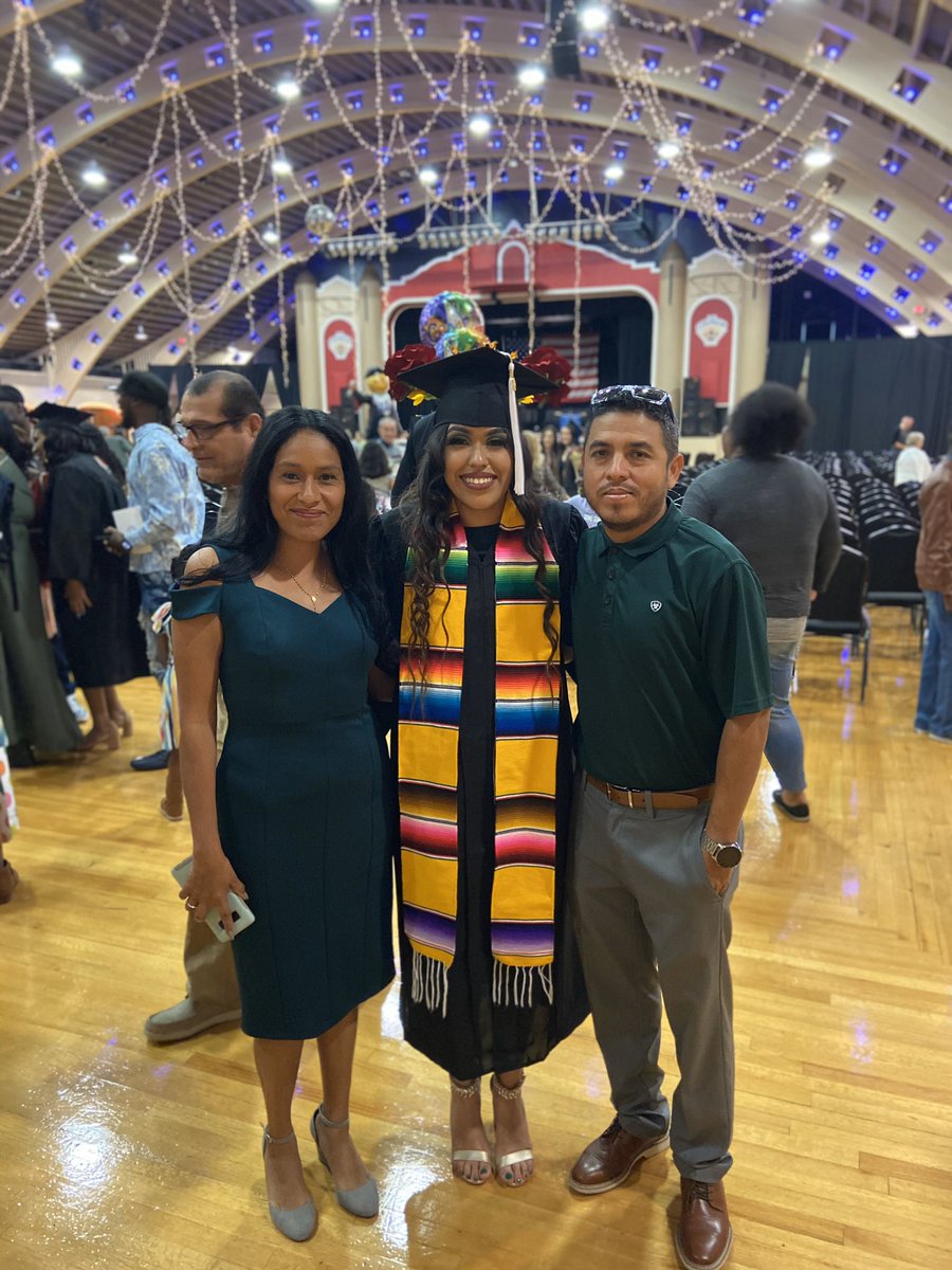 AraceliLala's tweet photo. Para mis padres que llegaron sin nada y me dieron todo ♥️ lo logramos https://t.co/8vfzy6xacN