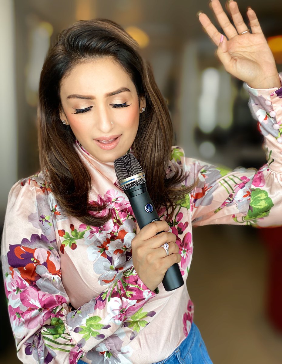 AKRITIMUSIC's tweet photo. Singing is all about weaving stories with my voice,so I’ve to be 100% sure that my voice reaches everyone the way its meant to. Loving the AKG D7 microphone for accurately translating my voice
#akritikakar #harmanprofessionalindia #akgd7 #wms4500 #akg #harmanprofessionalsolutions https://t.co/TRIVNQK5S8