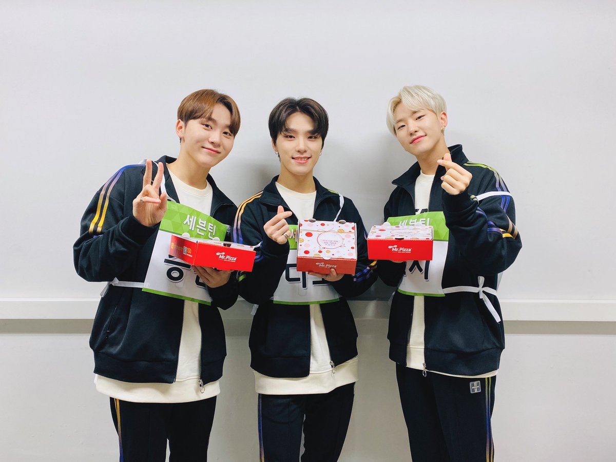 pledis_17's tweet photo. [17'S] 설 연휴 시작을 세봉이들과 함께🥰
맛있는 피자 바게트 빵과 추억이 가득한 간식 먹고 힘내서 즐거운 승부차기를 하고 온 세봉이들💕 

캐럿들도 맛있는 음식 가족들과 나누며 행복한 연휴 보내세요😘

#아육대에_배구가_생길_때까지🏐
#세븐틴은_버틴다✊🏻 https://t.co/iiTnuJned0
