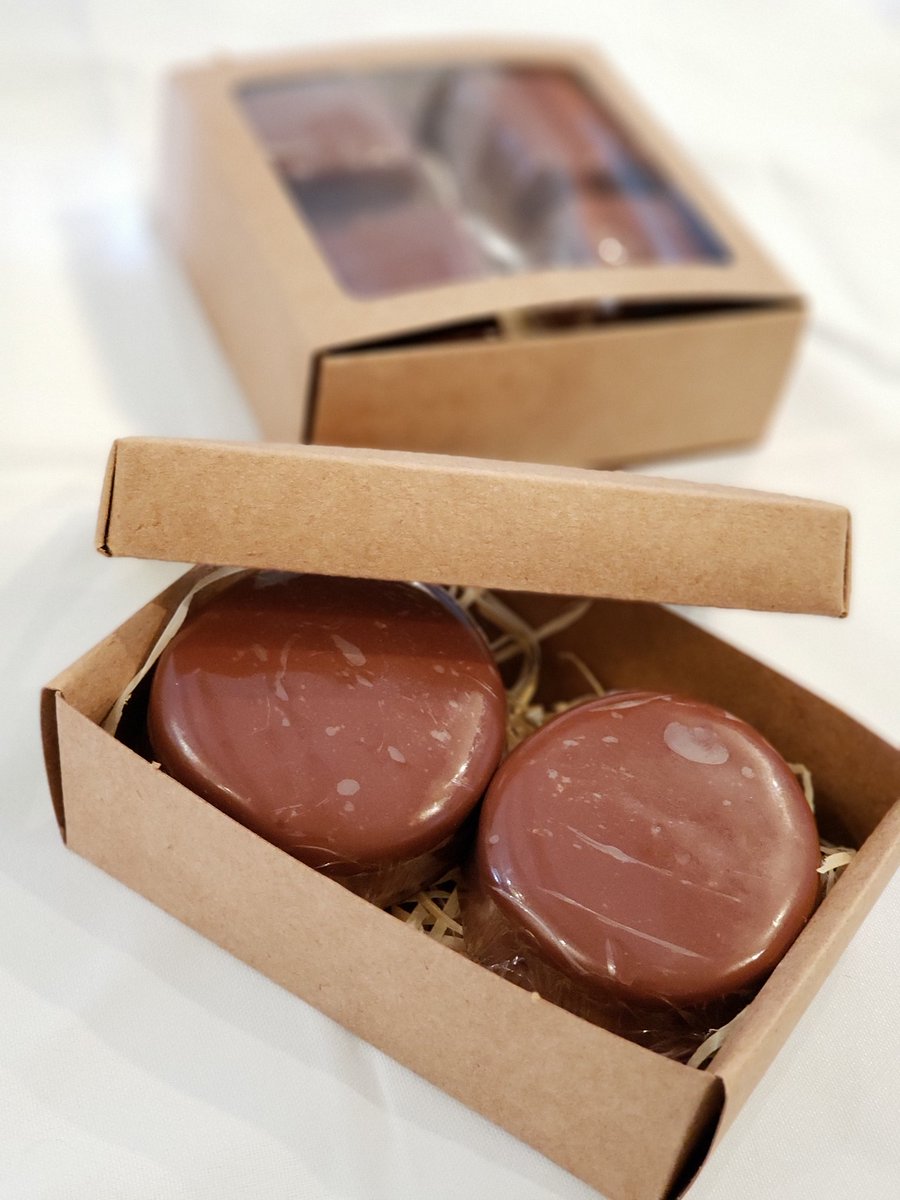 psiletties's tweet photo. galera do rj, meu pai é chef de cozinha mas há muito tempo tá desempregado e estamos com muita dificuldade de pagar as contas de casa. agora ele está fazendo pães de mel, alfajor e brownies deliciosos! ♡ 
agradeceria muito se vocês pudessem compartilhar/comprar pra ajudar! https://t.co/hixrof3i53