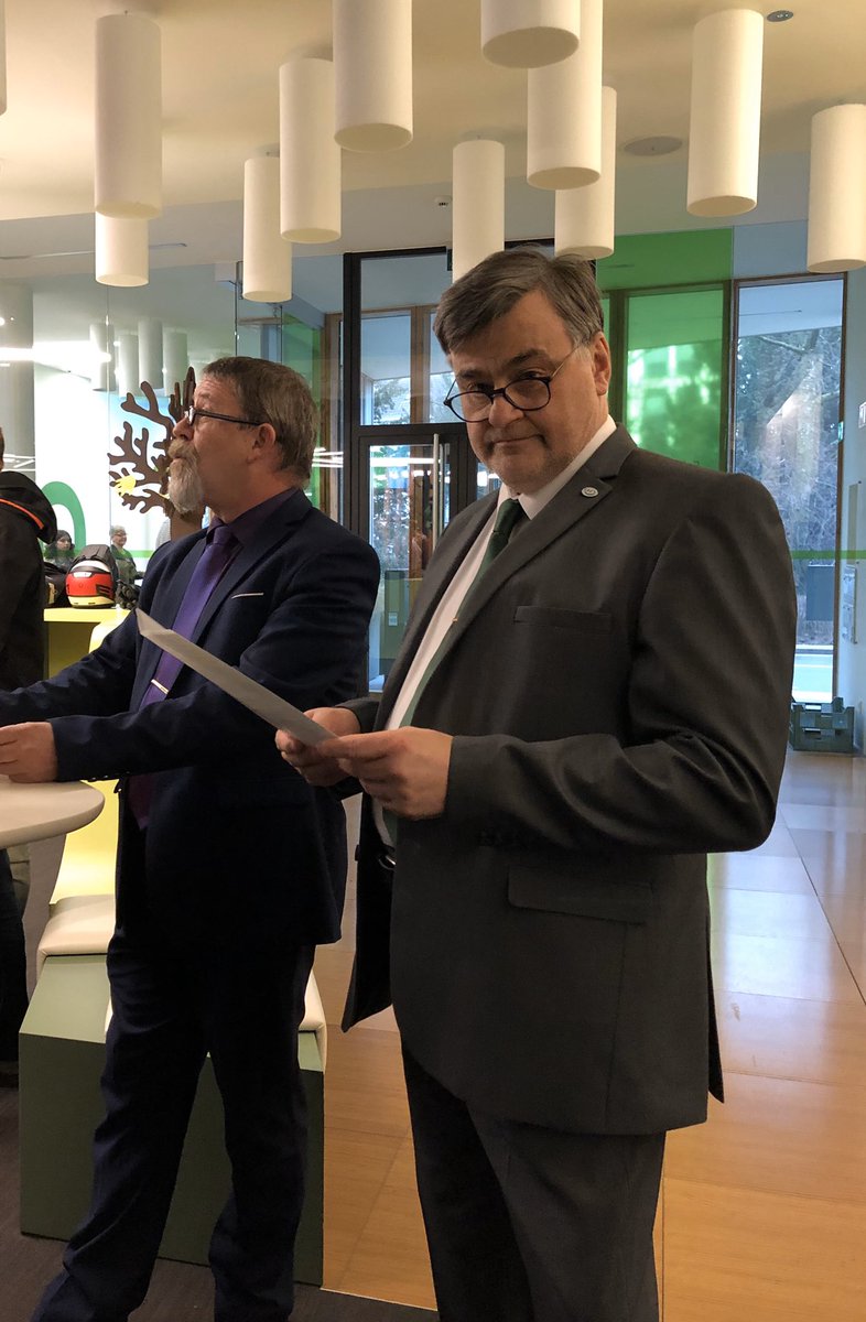 pxlcoc's tweet photo. @sergevrancken , #COC, en Bert Verhaegen, #COV, wensen elk personeelslid in onderwijs een gezond en gelukkig 2020 #christelijkeonderwijscentrale @hetcov @COConderwijs https://t.co/FSDOxJkGQ8