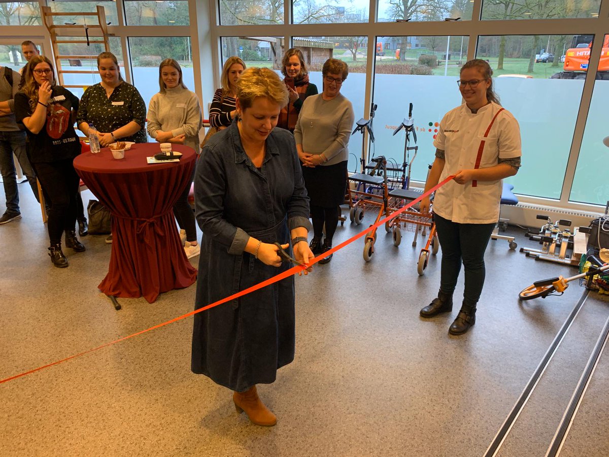 ZorgThuis_NP's tweet photo. ZorgThuis Boshof  Assen geopend!Studenten Verpleegkunde NP Assen in de hoofdrol: voorlichting over zorgtech en langer thuis.  Wethouder Harmke Vlieg knipt het lintje. Een ✂️ is oude tech, maar onmisbaar:-)#Noorderpoort #icare  #vegro #qineto https://t.co/L0s63fJWxZ
