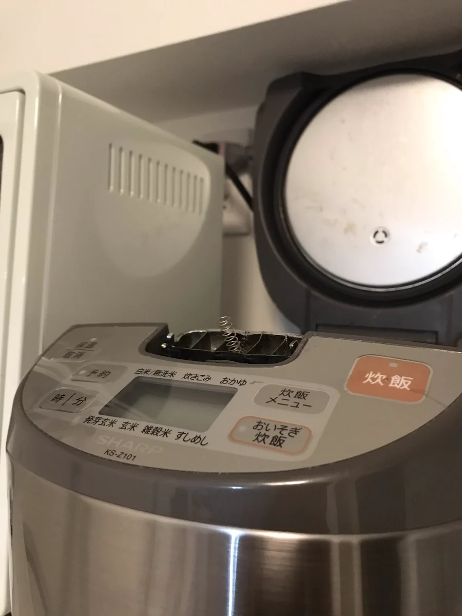 「壊れてバネが飛び出す炊飯器」が珍しくて捨てられないwww