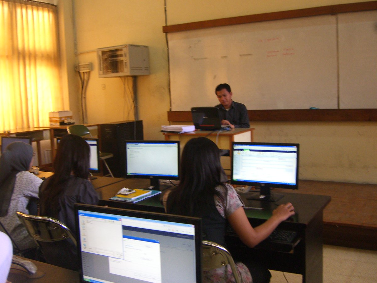 ITTrainerID1's tweet image. Suasana Training Uji Komptensi &quot;Oracle Database Administrator&quot; di Poltekpos Bdg. Diikuti mahasiswa Informatika tingkat akhir di kampus Poltekpos Bdg, Bekerjasama dgn Belogix Academic Alliance.

#trainingoracle #freelancetrainer #inhousetrainer #parttimetrainer #inhousetraining