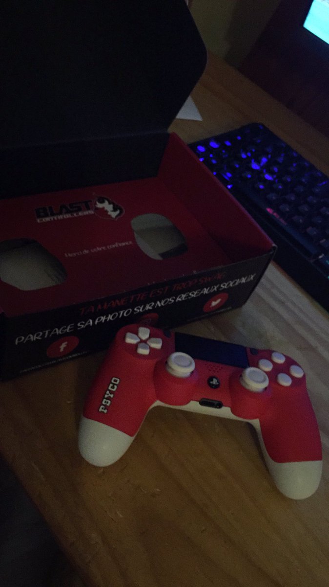 Psycoquaxe's tweet photo. Enfin ma nouvelle manette de chez @BlastControlers , elle est grave belle 😍 https://t.co/fFBbCCQ4QT