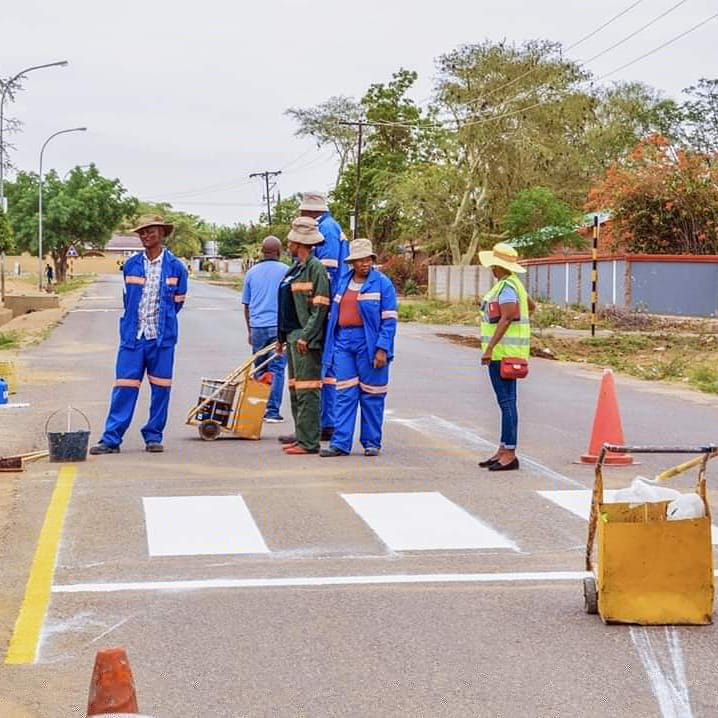 ea991_botswana's tweet photo. Too Young to Die! #SaferRoadsToSchools programme in 2020
#EA991 in partnership with Gaborone City Council constructed pedestrian bridges & painted the crossings at Itumeleng Primary School
#RoadSafety
#SORSA
#FIARoadSafetyGrantProgramme
#FIAFoundation
#GaboroneCityCouncil https://t.co/J073cOEEIg