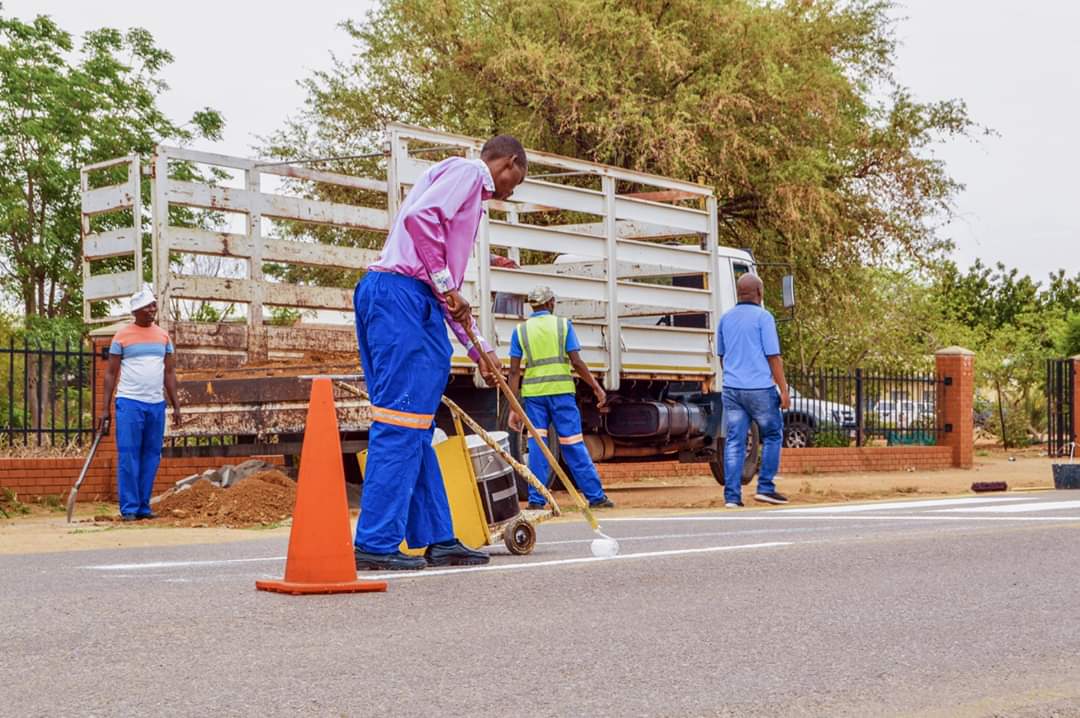 ea991_botswana's tweet photo. Too Young to Die! #SaferRoadsToSchools programme in 2020
#EA991 in partnership with Gaborone City Council constructed pedestrian bridges & painted the crossings at Itumeleng Primary School
#RoadSafety
#SORSA
#FIARoadSafetyGrantProgramme
#FIAFoundation
#GaboroneCityCouncil https://t.co/J073cOEEIg