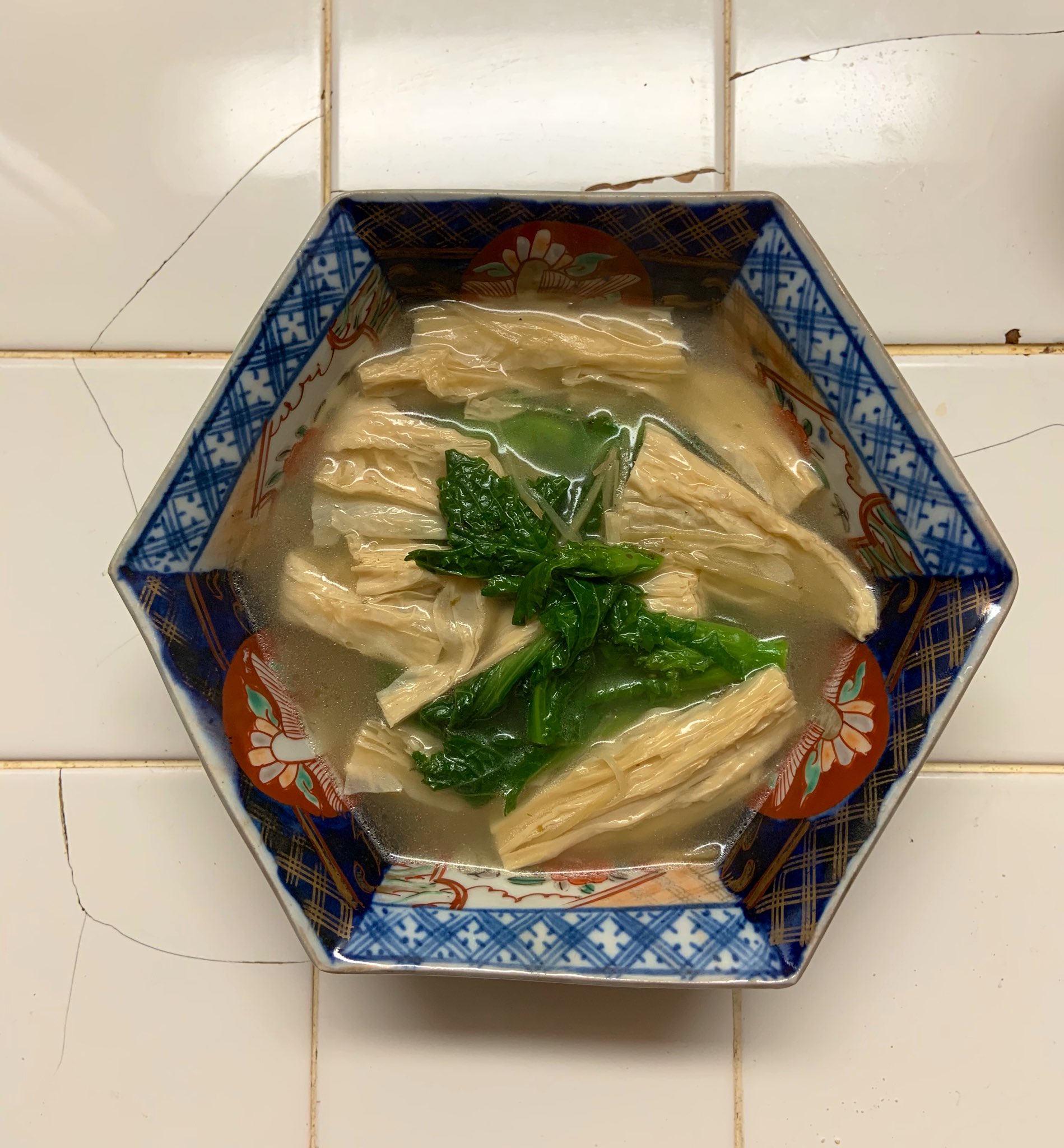 ヒロヲカ 油菜腐竹湯 八百屋に京都の菜の花 が出てたので春っぽいかなあと思い 鶏のスープでゆっくり煮て味含ませたた腐竹 中国湯葉 に油炒めした菜の花入れてさっと煮ておしまい スープっていうよりスープ仕立ての野菜料理のポジション T Co