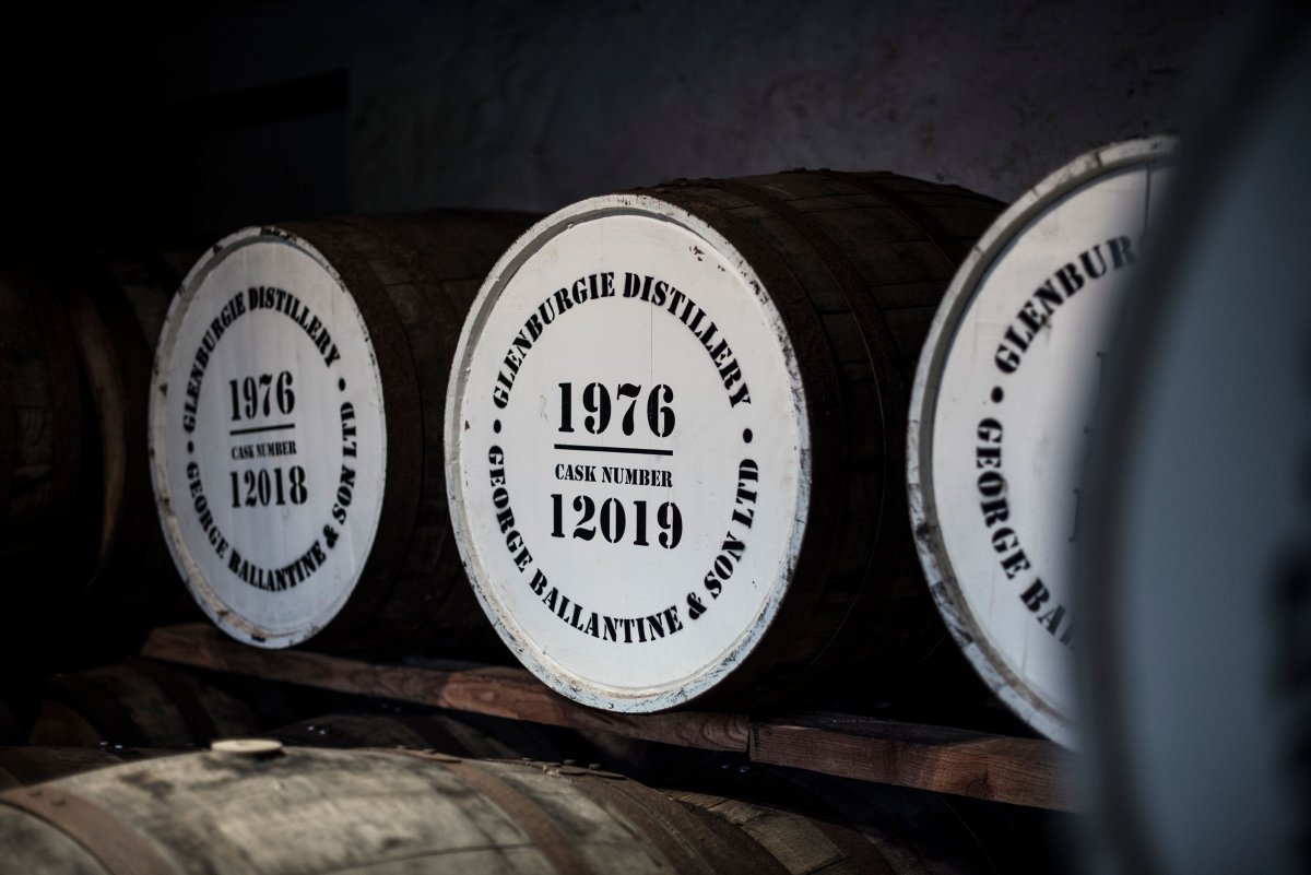 Looking forward to a weekend of celebrations with Burn’s Night &amp; Chinese New Year! 
We’re warming up with Ballantine's shot by Pip
Find more of Pip’s work on our site – link in bio
#burnsnight #whiskey #ballantines #advertising #photography #cny #celebration #pip #terrimanduca