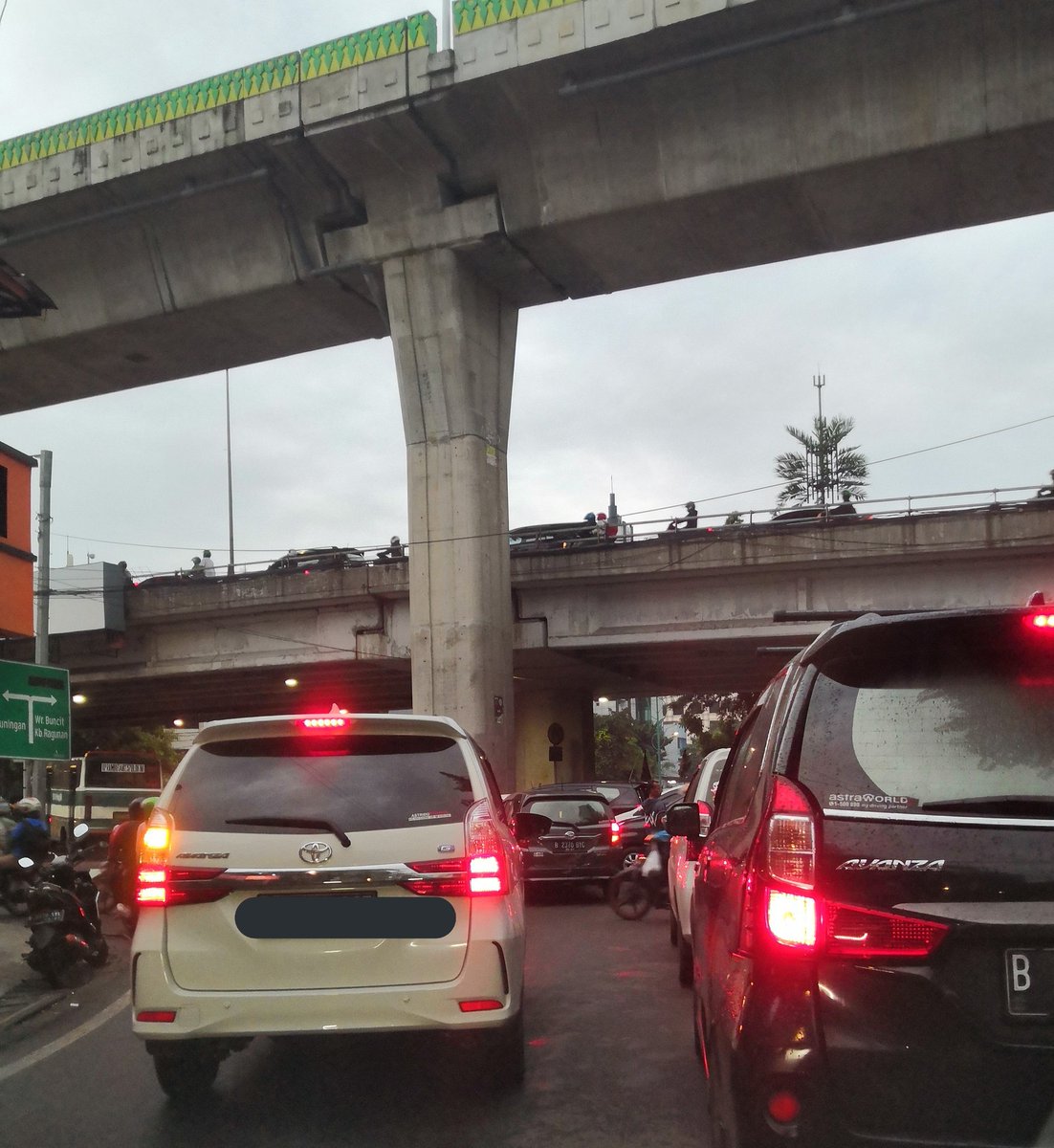 ablehunder's tweet photo. Tolong ditambah separator di perempatan Mampang agar mobil/motor tidak menambah kemacetan karena nyelonong dari jalan tembus Kuningan @DKIJakarta @DishubDKI_JKT https://t.co/XL5pafISAs