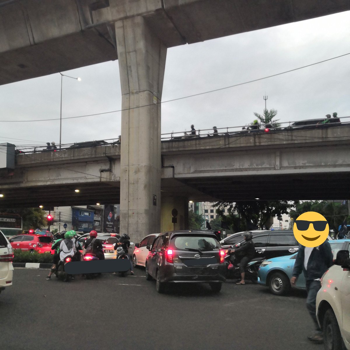 ablehunder's tweet photo. Tolong ditambah separator di perempatan Mampang agar mobil/motor tidak menambah kemacetan karena nyelonong dari jalan tembus Kuningan @DKIJakarta @DishubDKI_JKT https://t.co/XL5pafISAs