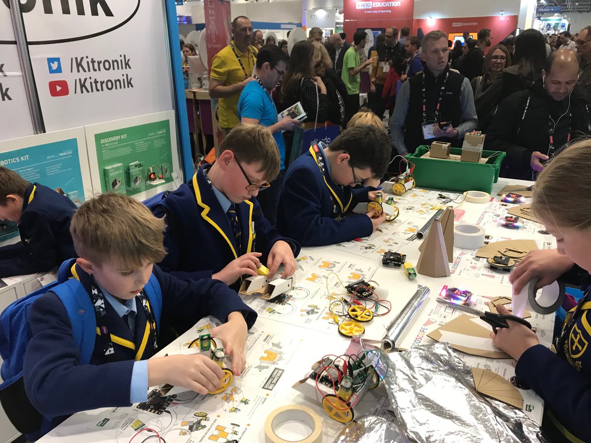 DKitronik's tweet image. Busy #workshop with #LessonInABox @Kitronik on stand SA37