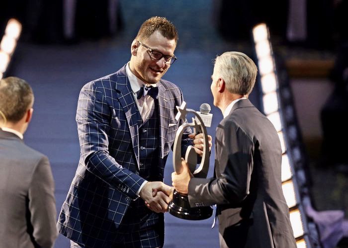 stipemiocic's tweet photo. THANK YOU TO ALL OF MY FANS!!! We did it. Honored and privileged to have won Professional Athlete of The Year and bring another title to The Land! #SM #CLESportsAwards https://t.co/WlGLLzAEcO
