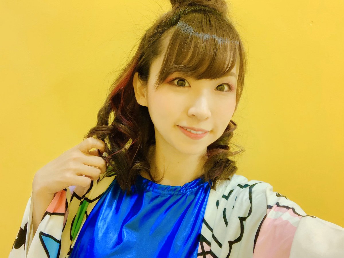 Marumi_ooo's tweet photo. 改めまして
『 #GravityLIVE! LIVE! LIVE! Vol.6』
ご来場誠にありがとうございました‼️
曲に合わせ見た目もぶっ飛んでみました(笑)
この日の為に染めた髪も好評で嬉しみ😌
温かいお客様に頼もしいミュージシャンやトレーナーの方々。
一緒に盛り上がれて最っ高でした♪
💖💛💚💙💜
#グラビティライブ https://t.co/fpUPZi0wuQ