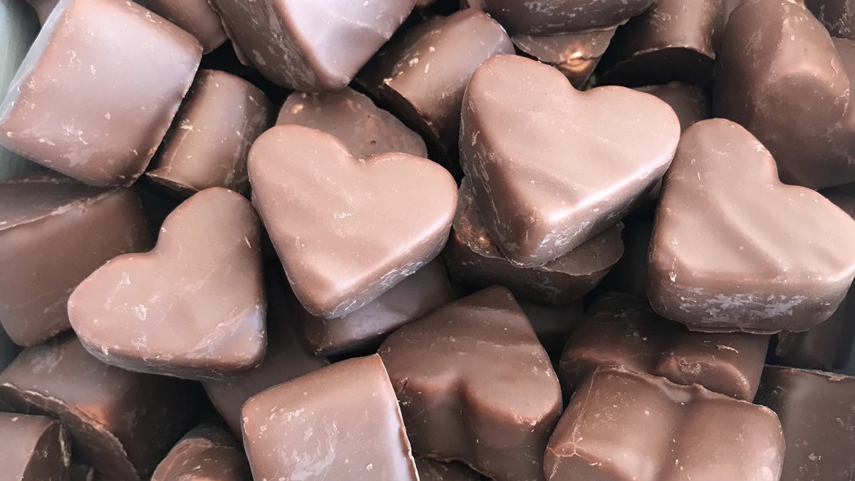 Fini_golosinas's tweet photo. Nos gustan los FAV ❤️
¡Y nos gustan mucho los FAV con chocolate! 
Por eso, ¡regalamos 3 cajas con 75 unidades cada una a 3 de vosotros!
🍫 Síguenos.
🍫 Haz RT.
El lunes diremos los ganadores 🤤
#SinGluten #GlutenFree https://t.co/TQ1QzlLJiv