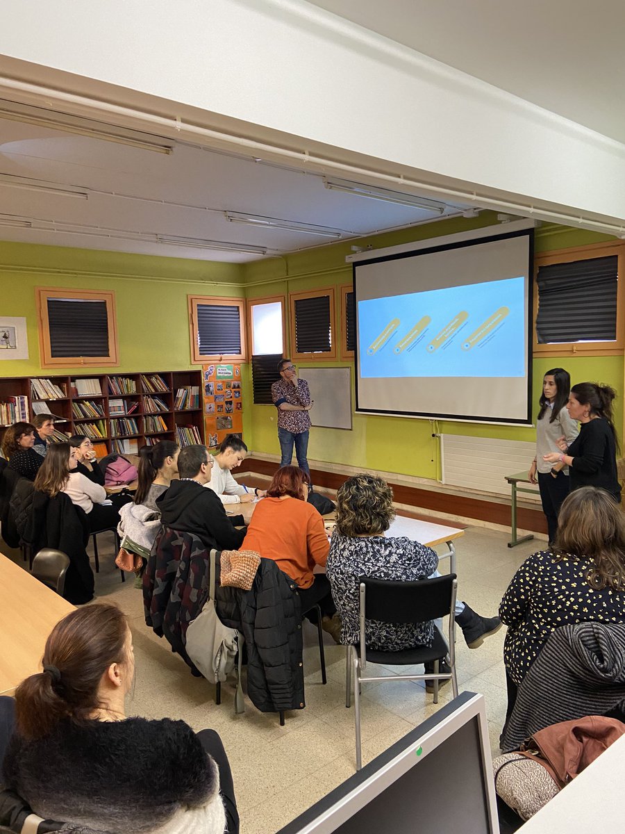 Carluni87's tweet photo. 1a sessió de formació sobre les Capses d'aprenentatge de 🌱Coneixement del medi. L'escola els porxos visita l'@EscolaCatalonia potenciant l'#aprenentatgentreiguals #formaciodelprofessorat @crpsantmarti https://t.co/B0wUKC04K3