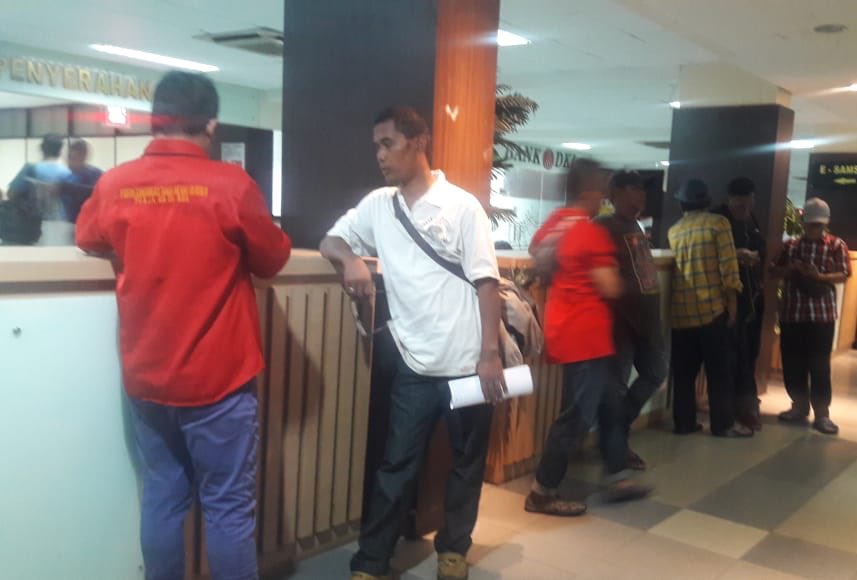 fktmb's tweet photo. Berlanjut ke @poldametrojaya untuk melaporkan @Norman36440076 @kurawa semoga aduan warga #kampungtanahmerah diproses jika tidak kami akan geruduk kembali ✊ https://t.co/D90CS5E2oz