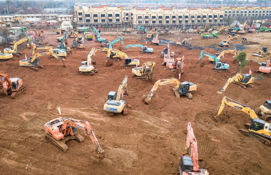 pmarsupia's tweet photo. China va a construir un hospital nuevo en 10 días para tratar los casos del nuevo coronavirus. En 2003, durante la epidemia de otro coronavirus (el SARS), ya construyeron un hospital en 7 días. 

Mirad las fotos de esta mañana en el lugar de construcción: https://t.co/xHMc29bRmy
