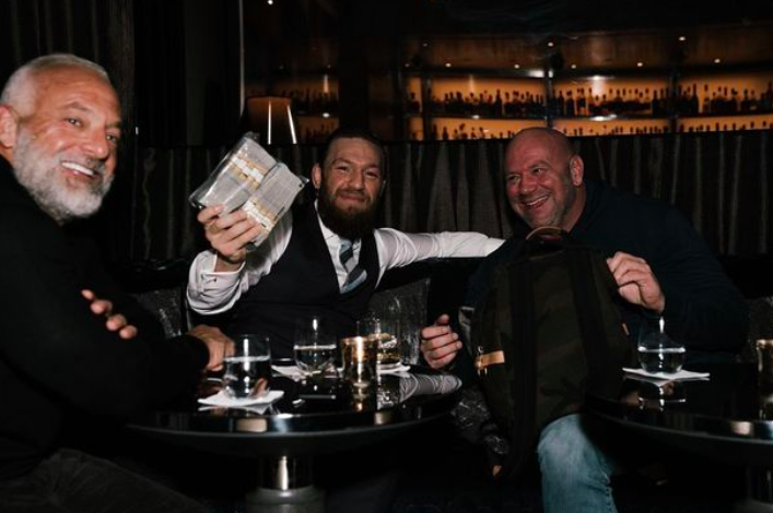 TheMacLife's tweet photo. Paid in full – Conor McGregor handed $50,000 Performance Bonus in cash by Dana White | https://t.co/aM04bIRQJs https://t.co/4iC1rYVWbO