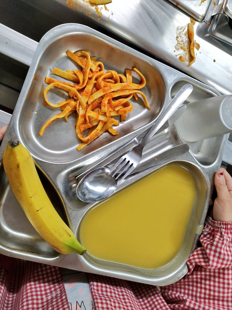 joanpelegricat's tweet photo. 🍝Avui tenim un menú especial de mar del xef Angel León (amb 3* Michelin)
🎃 Crema de carbassa i curri
🐟Tallarines de lluç amb salsa de tomàquet i alfàbrega
🍌 Banana
Aportem uns bona dosi d'Omega 3, vitamines i minerals!
Comencem la #fishrevolution! https://t.co/xYci5NQEHQ