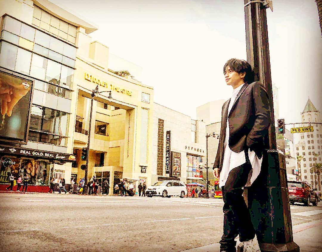 KentyMania's tweet photo. #アカデミー賞 授賞式のスペシャルゲスト #中島健人(#SexyZone)君によるミニ番組「#中島健人 #ハリウッド映画の街を行く」の #番宣 #広告 を #映画風 に加工してみました.#映画風加工 #セクシーゾーン #セクゾ #ケンティー #ケンティーマン #映画検定 #KenTeaTime #KTT #Kphoto #FinderK #DolbyTheatre https://t.co/rbOkAOdpK3