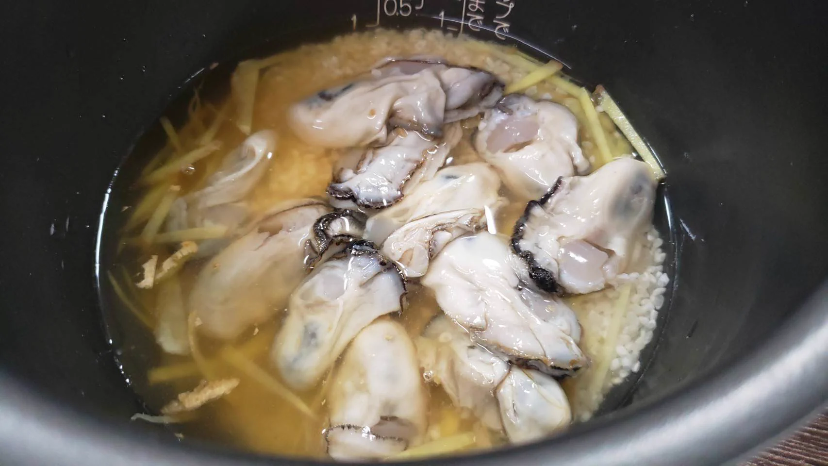 牡蠣の旨味をたっぷりと吸ったお米がたまらない･･･！「炊き込み牡蠣めし」のレシピ！