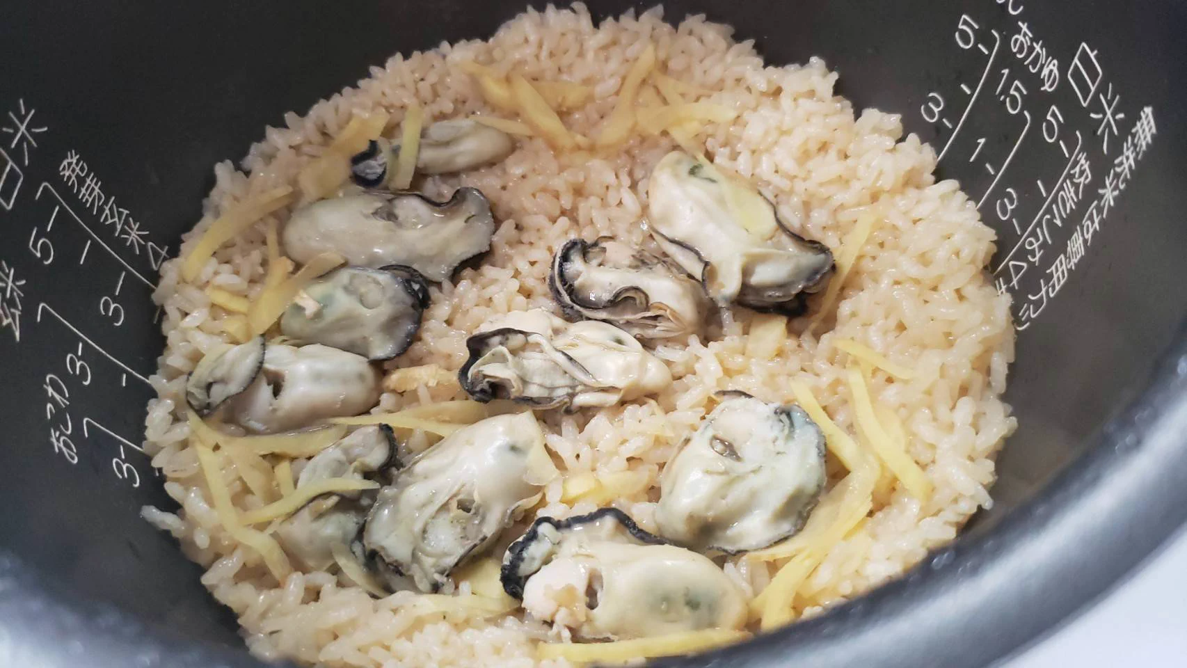 牡蠣の旨味をたっぷりと吸ったお米がたまらない･･･！「炊き込み牡蠣めし」のレシピ！