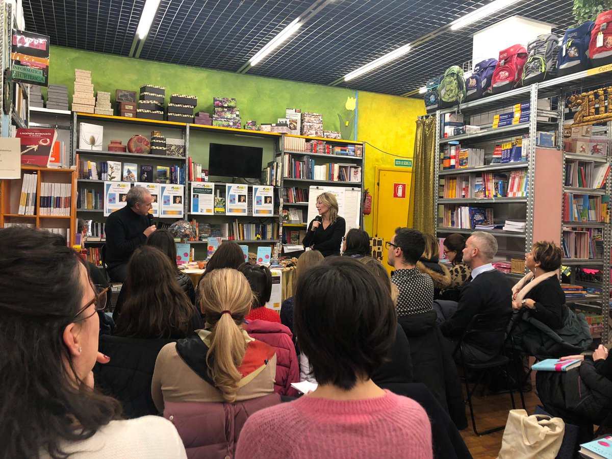 Ieri sera si è tenuta un'interessante lezione in presenza del Corso di #ScritturaCreativa 🖊 con la scrittrice <a href="/SaraRattaro/">Sara Rattaro</a> 📚
Questo è lo scambio e la dedizione che piace a noi di <a href="/WikiScuola/">WikiScuola</a> : #grazie a tutti i presenti e alla nostra Sara...
#formazione #scrittura