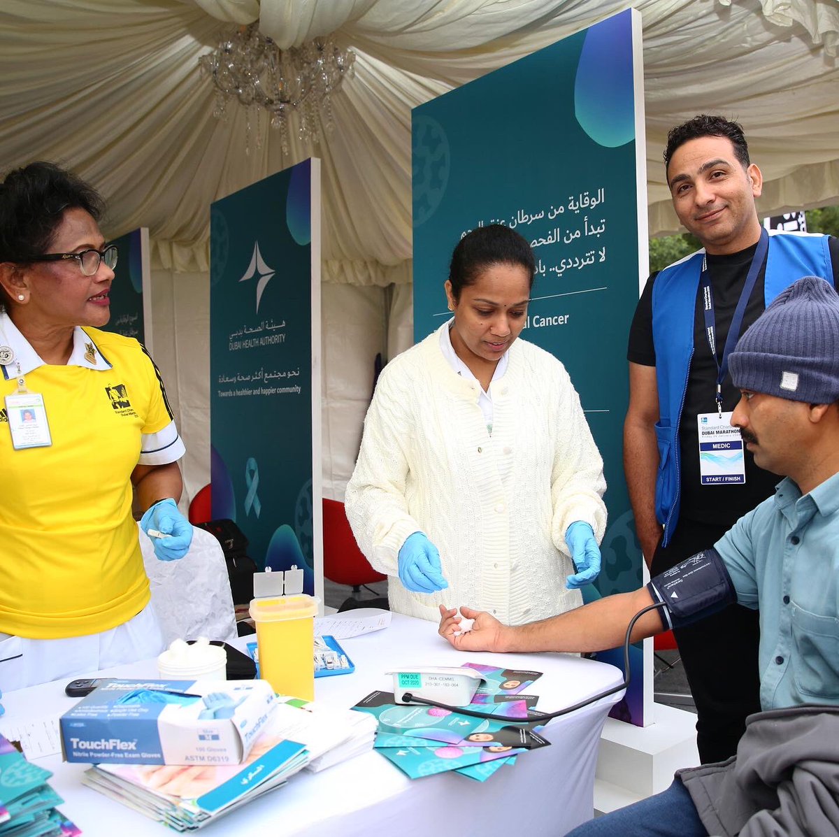 DHA_Dubai's tweet photo. حرصاً منا على نشر الوعي الصحي بين الجمهور، يتواجد الآن فريق تثقيفي خاص لتقديم الفحوصات والاستشارات الطبية المجانية لجميع المشاركين والمتواجدين في منطقة #ماراثون_دبي
#hologic #MyDefiningMoment #cytomed https://t.co/WsKXAZA9d1