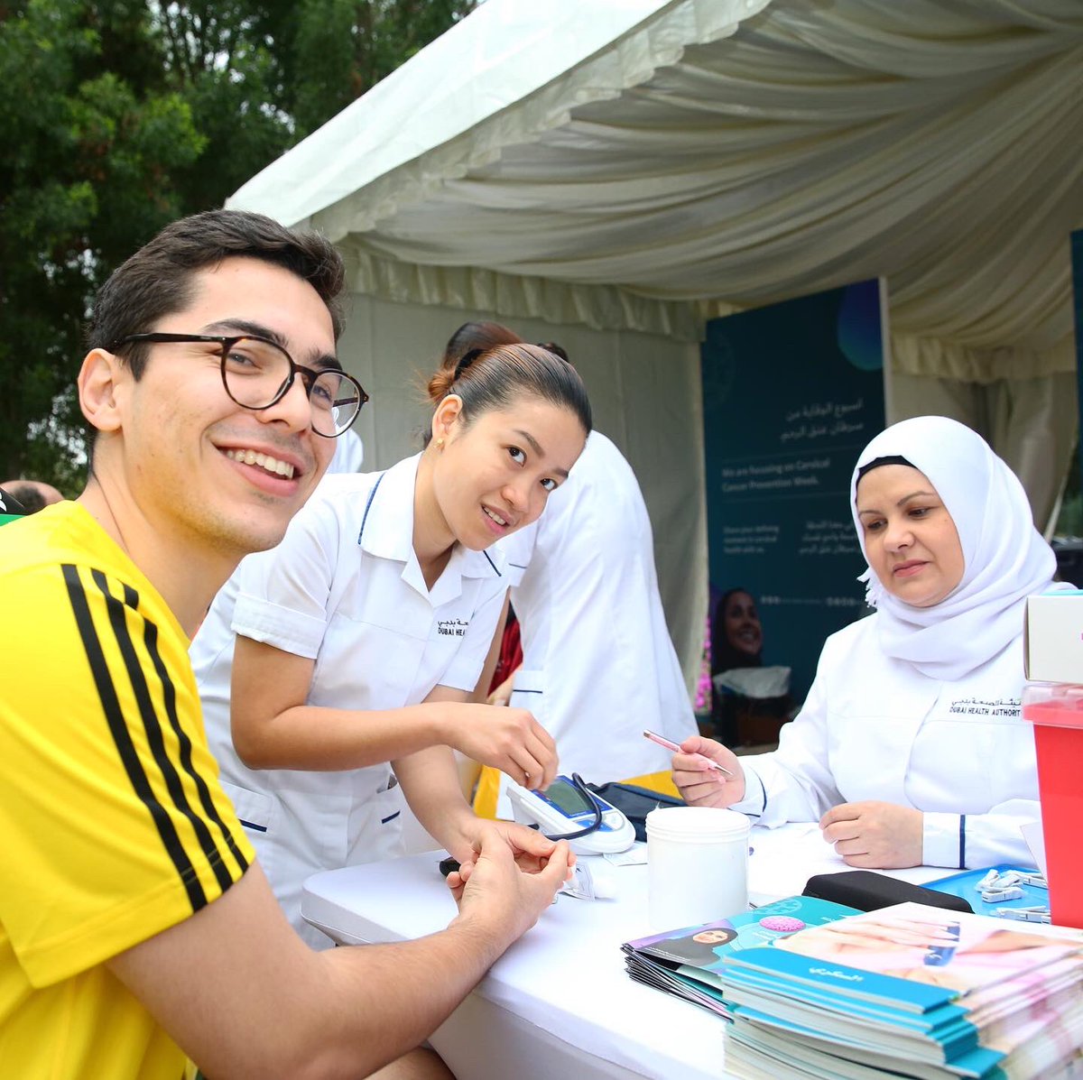 DHA_Dubai's tweet photo. حرصاً منا على نشر الوعي الصحي بين الجمهور، يتواجد الآن فريق تثقيفي خاص لتقديم الفحوصات والاستشارات الطبية المجانية لجميع المشاركين والمتواجدين في منطقة #ماراثون_دبي
#hologic #MyDefiningMoment #cytomed https://t.co/WsKXAZA9d1