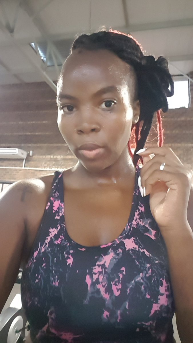 coslin1's tweet photo. I work out everyday because that is what i want, i make time for what i want, my needs come first, i put my self first by selfishly ensuring i start the day how i want. #FetchYourBody2020 #90DaysWithoutSugar #MoveWithMaxed 20km elliptical, shoulders, abs and lats https://t.co/Zi2TwVbWKL