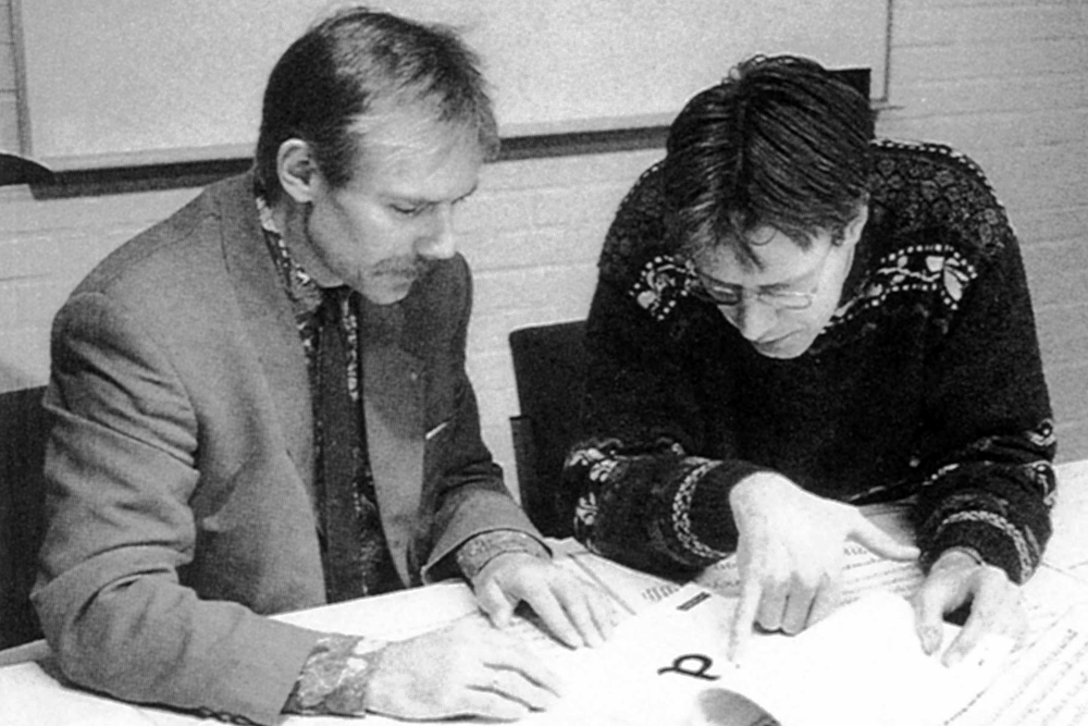 ExquisiteFonts's tweet photo. The fruitful collaboration between @urwtype and DTL started 29 years ago. This resulted, for example, in own font tools https://t.co/cpvhwDA8nK. The photo was taken in 1991 and shows Peter Rosenfeld, back then manager of URW’s font studio and Frank E. Blokland of DTL.#DTL_30anniv https://t.co/BRHY4ZQwEi