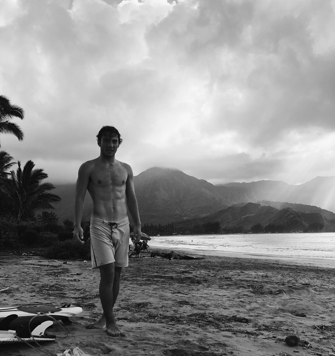 kylebvker's tweet photo. what’s wrong with my feet though? https://t.co/6WhpaOWr3P