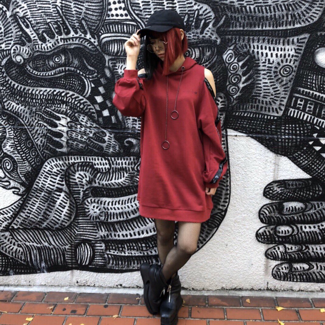 MONOULLY_O's tweet photo. 本日17:00よりラフォーレ原宿店でも人気のShoulder Cut Hoodieが発売開始❗️🖤
珍しいショルダーカットとフードのリングチェーンがポイント⛓✨

https://t.co/Yb7bBH7MBG

#Monoully #モノウリ #CuLLt #カルト #アパレル #レッド #ブラック https://t.co/JQ1F08D5Tm