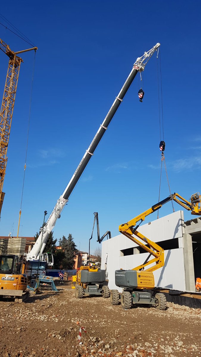 ipermontaggi's tweet photo. L'essenziale importanza del lavorare con entusiasmo in team 😎 ecco un istante della realizzazione del nuovo Aldi di Padova.
#aldi #padova #supermercato #prefabbricati #montaggio #edilizia #precast #buildings #supermarket #gdo
 https://t.co/jOpIAFrAx7 https://t.co/c9QeopMZ8G