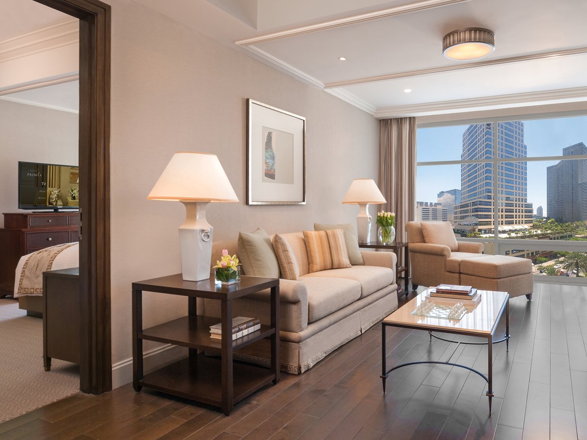 DiscoveryPrimea's tweet photo. Explore the best of Makati through unique and exclusive experiences at Discovery Primea. Book our Timeless Weekends offer and plan your next city getaway. https://t.co/Coor7HQPpb https://t.co/xLsP9Xe30I