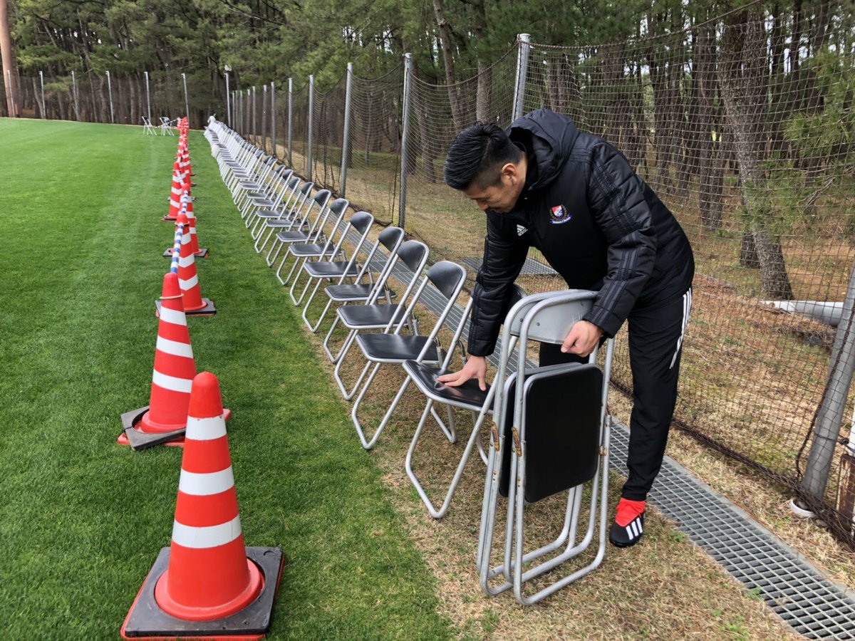 横浜f マリノス 公式 宮崎キャンプ見学ツアー With栗原勇蔵 が今日からスタート 明日の練習試合にむけた 超最前列 ピッチサイド特別観覧席を 自らセッティングする栗原勇蔵クラブシップ キャプテン Kurihara Yuzo クラブシップキャプテン 横浜f マリノス 公式 宮崎キャンプ見学ツアー With栗原勇蔵 が今日からスタート 明日の練習試合にむけた 超最前列 ピッチサイド特別観覧席を 自らセッティングする栗原勇蔵クラブシップ キャプテン Kurihara Yuzo クラブシップキャプテン