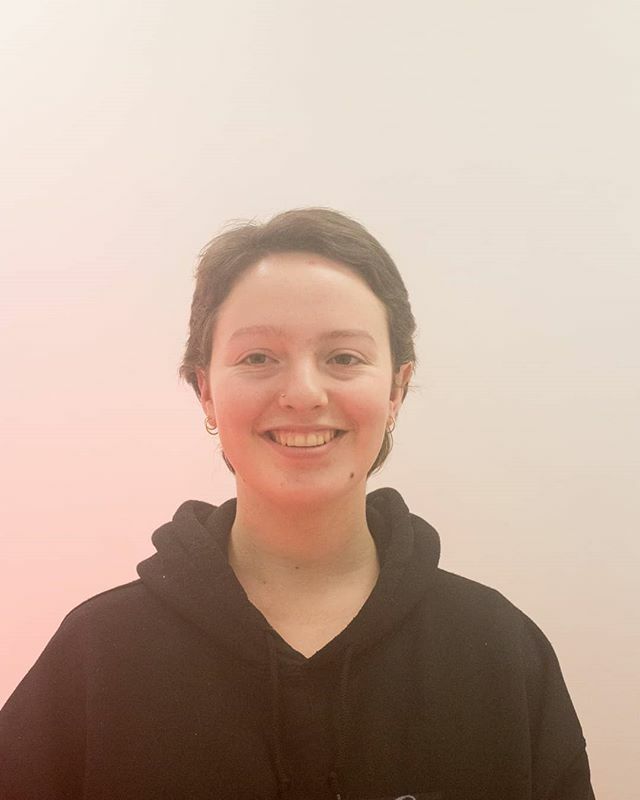 “Ik geloof dat je waarheid afhangt van de leugens die je gelooft en die je maakt. Waarheid is meestal lelijker dan een mooie en gemakkelijke leugen.”
.
.
Rosita (16) is een van de 15 Young Curators die tijdens de kerstvakantie kennismaakte met de toneelmuziek van ‘Peer Gynt’…